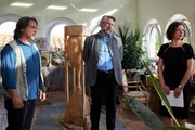 Kommissar Stadler (Dieter Fischer, M.) konfrontiert Bernd Degenhard (Sebastian Goder, l.) und Feline Steinheim (Julia Schmalbrock) mit der Tatsache, dass ihr Alibi geplatzt ist.