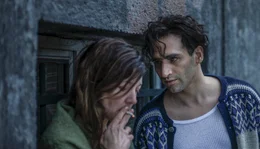 Omar (Hassan Akkouch) bringt Jenny (Hannah Herzsprung) ehrliche Zuwendung und Vertrauen entgegen
