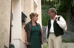 Helmut (Dietmar Mues) und Anna (Hannelore Hoger) gehen f&uuml;r das Verwandtschaftsessen einkaufen.