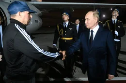 Die Agenten der russischen Geheimdienste sind ein scharfes Schwert Pr&auml;sident Putins. Sie k&auml;mpfen an seiner Seite, um Russland wieder zu alter Gr&ouml;&szlig;e zu f&uuml;hren und seine Macht zu sichern. In einem gro&szlig;en Gefangenenaustausch mit dem Westen holte der russische Pr&auml;sident im Sommer 2024 hochrangige Agenten nach Hause und empfing sie pers&ouml;nlich am Flughafen in Moskau.