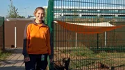 Laura Seipp, Mitarbeiterin der Flughafen-Hundepension. In der Hundepension k&ouml;nnen Hundebesitzer ihre Tiere abgeben, bevor sie in den Flieger steigen.