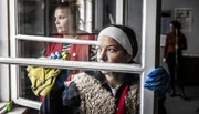 Als Putzkr&auml;fte im Einsatz: Jenny von Loeben (Hannah Herzsprung) und ihre Kollegin Wolke (Stefanie Reinsperger)
