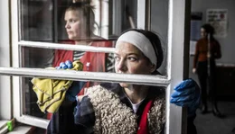 Als Putzkr&auml;fte im Einsatz: Jenny von Loeben (Hannah Herzsprung) und ihre Kollegin Wolke (Stefanie Reinsperger)