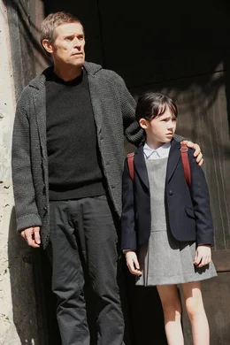 Terrence (Willem Dafoe) bringt die kleine Monday (Clara Read) zur Schule.  Die sechs anderen der Siebenlinge hat er zu Hause versteckt.