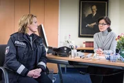 Direktorin Ekkhard (Marion Martienzen, r.) gibt Claudia (Janette Rauch, l.) zu verstehen, dass sie die Anzeige wegen K&ouml;rperverletzung, die ein Sch&uuml;ler ihres Gymnasiums gegen seinen Mathelehrer erstatten m&ouml;chte, gern schulintern regeln w&uuml;rde.