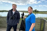 Moderator Johannes Zenglein mit Martina Widuch vom LBV auf der Vogelinsel am Altmühlsee. Moderator Johannes Zenglein mit Martina Widuch vom LBV auf der Vogelinsel am Altmühlsee.