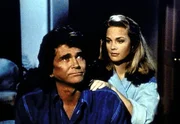 Jennifer (Leann Hunley, r.) hat sich in Jonathan (Michael Landon, l.) verliebt. Jennifer (Leann Hunley, r.) hat sich in Jonathan (Michael Landon, l.) verliebt.