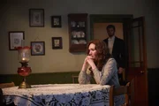 Der Zustand ihrer erkrankten Kinder verschlimmert sich von Tag zu Tag, und Louisa (Eleanor Tomlinson, M.) ist v&ouml;llig verzweifelt. Als Jolyon (Danny Griffin) davon erf&auml;hrt, besucht er sie heimlich und bietet ihr seine Hilfe an.