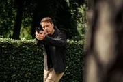 Tjark Wolf (Hendrik Duryn) zieht seine Waffe.