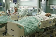 Als House (Hugh Laurie, l.) wieder zu Bewusstsein kommt, befindet er sich gemeinsam mit dem vermeintlichen Todesschützen in einem Zimmer. Wieso hat der Mann namens Moriarty (Elias Koteas) auf House geschossen? Als House (Hugh Laurie, l.) wieder zu Bewusstsein kommt, befindet er sich gemeinsam mit dem vermeintlichen Todesschützen in einem Zimmer. Wieso hat der Mann namens Moriarty (Elias Koteas) auf House geschossen?