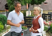 Während heftiger Turbulenzen auf dem Gestüt meldet sich plötzlich Katharinas (Eva Herzig) ehemaliger Verlobter Frank (Florian Fitz), um ihr vom Tod seiner Mutter zu erzählen. Während heftiger Turbulenzen auf dem Gestüt meldet sich plötzlich Katharinas (Eva Herzig) ehemaliger Verlobter Frank (Florian Fitz), um ihr vom Tod seiner Mutter zu erzählen.