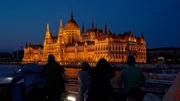 Vorbei an der prächtigen Kulisse Budapests flussabwärts Richtung Donaudelta Vorbei an der prächtigen Kulisse Budapests flussabwärts Richtung Donaudelta