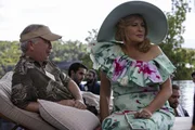 Larry (Steve Coulter) und seine Frau Carol (Jennifer Coolidge) sind die nicht immer stilsicheren Eltern des Br&auml;utigams.