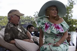 Larry (Steve Coulter) und seine Frau Carol (Jennifer Coolidge) sind die nicht immer stilsicheren Eltern des Br&auml;utigams.