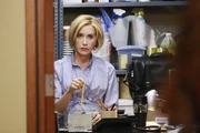 Schock: Carlos versetzt Lynette (Felicity Huffman), da sie nicht nach Florida will, in einen Abstellraum ... Schock: Carlos versetzt Lynette (Felicity Huffman), da sie nicht nach Florida will, in einen Abstellraum ...