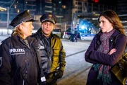 Claudia (Janette Rauch, l.) und Tarik (Serhat Cokgezen, M.) nehmen die Aussage einer Augenzeugin (Julia Bremermann, r.) am Tatort auf, die ihren Kollegen Hans eher be- als entlastet. Claudia (Janette Rauch, l.) und Tarik (Serhat Cokgezen, M.) nehmen die Aussage einer Augenzeugin (Julia Bremermann, r.) am Tatort auf, die ihren Kollegen Hans eher be- als entlastet.