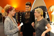Carla (Sarah M&uuml;hlhause, M.) kann nicht glauben, was Anna (Jeanette Biedermann, r.) Nina (Maria Wedig, l.) r&auml;t ...