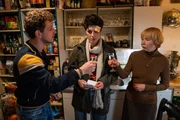 Denis (Konstantin Frank, l.) und Tanja Hollmann (Natalia Bobyleva, r.) wollen auf Aljonas (Katharina Nesytowa, M.) bestandene Prüfung anstoßen, doch Aljona sieht keinen Grund zu feiern. Gerade erst ist sie bei einer Demonstration einem gewaltsamen Übergriff entkommen. Denis (Konstantin Frank, l.) und Tanja Hollmann (Natalia Bobyleva, r.) wollen auf Aljonas (Katharina Nesytowa, M.) bestandene Prüfung anstoßen, doch Aljona sieht keinen Grund zu feiern. Gerade erst ist sie bei einer Demonstration einem gewaltsamen Übergriff entkommen.