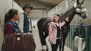 Mia (Margot Nuccetelli, r.) macht ein Praktikum bei der Tierärztin Dr. Carina Amato (Claire Schuyffel, l.). Gleich am ersten Tag fährt sie mit ihr zum Hof eines Pferdestallbesitzers (Lawrence Sheldon, M.), dessen Pferd an einer Erkältung leidet. Mia liebt Pferde und kann Carina gleich bei ihrer Arbeit unterstützen. Mia (Margot Nuccetelli, r.) macht ein Praktikum bei der Tierärztin Dr. Carina Amato (Claire Schuyffel, l.). Gleich am ersten Tag fährt sie mit ihr zum Hof eines Pferdestallbesitzers (Lawrence Sheldon, M.), dessen Pferd an einer Erkältung leidet. Mia liebt Pferde und kann Carina gleich bei ihrer Arbeit unterstützen.