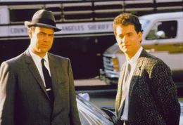 W&auml;hrend Polizist Joe (Dan Aykroyd, l.) gr&ouml;&szlig;ten Wert auf seine Dienstvorschriften legt, nimmt sein Kollege Pep (Tom Hanks, r.) es nicht so ganz genau mit den Paragrafen ...