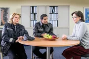 Direktorin Ekkhard (Marion Martienzen, r.) gibt Claudia (Janette Rauch, l.) und Tarik (Serhat Cokgezen, m.) zu verstehen, dass sie die Anzeige wegen K&ouml;rperverletzung, die ein Sch&uuml;ler ihres Gymnasiums gegen seinen Mathelehrer erstatten m&ouml;chte, gerne schulintern regeln w&uuml;rde.