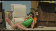 Lina (Linda Marie Roher) und Franka (Ronja Herberich) langweilen sich am Strand.