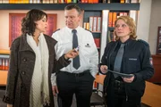 Jasmin (Gerit Kling, l.) zeigt Haller (Hannes Hellmann, M.) und Claudia (Janette Rauch, r.) die Di&auml;tpillen und m&ouml;chte, dass Haller einen Durchsuchungsbeschluss f&uuml;r das medizinische Institut besorgt. Sie ist sich sicher, dass s&auml;mtliche Studien zu den Di&auml;tpillen gef&auml;lscht sind.