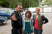 F&uuml;r Werkstattbesitzer Can Topal (Adnan Maral, l.) erkl&auml;rt Nina Sieveking (Wanda Perdelwitz, r.) und Harry M&ouml;ller (Maria Ketikidou, M.), dass nur die Jugendbande Lions f&uuml;r den Diebstahl seines Oldtimers in Frage kommt.