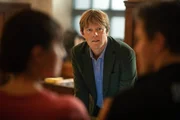 Humphrey (Kris Marshall, M.) versucht, Esther und Kelby von seiner Theorie zu überzeugen. Humphrey (Kris Marshall, M.) versucht, Esther und Kelby von seiner Theorie zu überzeugen.