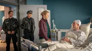 Jakob Manthey (Christian Clau&szlig;, r.) hat wieder das Bewusstsein erlangt und erz&auml;hlt seiner Frau Nikola (Christin Heim, M.), Melanie (Sanna Englund, 2.v.l.) und Mattes (Matthias Schloo, l.) woran er sich erinnert.
