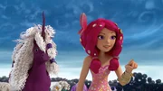 Mia (r.) hat zusammen mit ihren Freunden Yuko und Mo die Insel Seeland erkundet und dabei das Zottel-Einhorn Duna (l.) kennengelernt. Mia (r.) hat zusammen mit ihren Freunden Yuko und Mo die Insel Seeland erkundet und dabei das Zottel-Einhorn Duna (l.) kennengelernt.