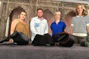 Mit Physiotherapeutin Jessica Birker (2.v.r.) und Henrike Brenninkmeyer (r.) testen Virginia (l.) und Alex Spaan (2.v.l.) Nackenmassage-Ger&auml;te f&uuml;r zu Hause.