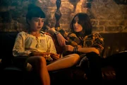 Filippa (Ella Lee, l.) gesteht Leonie (Cosima Henman), dass sie ihren Kanal für kindisch hält und lieber coole Sachen posten würde. Filippa (Ella Lee, l.) gesteht Leonie (Cosima Henman), dass sie ihren Kanal für kindisch hält und lieber coole Sachen posten würde.