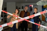 Die Kommissare Andresen (Sophie Melbinger, l.) und Stadler (Dieter Fischer, M.) sprechen mit Polizeihauptmeister Mohr (Max Müller, r.) über die Einbruchsspuren am Tatort. Die Kommissare Andresen (Sophie Melbinger, l.) und Stadler (Dieter Fischer, M.) sprechen mit Polizeihauptmeister Mohr (Max Müller, r.) über die Einbruchsspuren am Tatort.