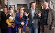 Kriminalrätin Ackermann zückt nach dem Geburtstagsständchen eine Pistole, Siegfried Wenz (Jockel Tschiersch), Sibylle Latzel (Caroline Ebner), Emily Gans (Mira Bartuschek), Stefan Fuchs (Tobias van Dieken) und Urban Fuchs (Peter Bongartz) sind fassungslos. Kriminalrätin Ackermann zückt nach dem Geburtstagsständchen eine Pistole, Siegfried Wenz (Jockel Tschiersch), Sibylle Latzel (Caroline Ebner), Emily Gans (Mira Bartuschek), Stefan Fuchs (Tobias van Dieken) und Urban Fuchs (Peter Bongartz) sind fassungslos.