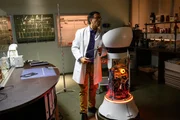 Irgendwas ging in der Mordnacht im Hotel Futuro nicht mit rechten Dingen zu. Unerklärlicherweise fehlen genau aus dieser Nacht sämtliche Kameraaufzeichnungen und auch mit Service-Roboter „Futu 1“ stimmt etwas nicht: KTU-Leiter Jan Arnaud (Mike Zaka Sommerfeldt) will herausfinden, ob der Roboter die Kommissare zum richtigen Täter führen kann. Irgendwas ging in der Mordnacht im Hotel Futuro nicht mit rechten Dingen zu. Unerklärlicherweise fehlen genau aus dieser Nacht sämtliche Kameraaufzeichnungen und auch mit Service-Roboter „Futu 1“ stimmt etwas nicht: KTU-Leiter Jan Arnaud (Mike Zaka Sommerfeldt) will herausfinden, ob der Roboter die Kommissare zum richtigen Täter führen kann.