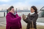 Trotz des Misslingens ihres Undercover-Einsatzes hat es Frauke (Manuela Wisbeck, l.) geschafft, Jasmin (Gerit Kling, r.) Beweismittel zu besorgen.