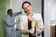 Pathologin Mai (Sina Wilke) hat einen Backenzahn aus Kunstharz eindeutig als Tatwaffe identifiziert. Pathologin Mai (Sina Wilke) hat einen Backenzahn aus Kunstharz eindeutig als Tatwaffe identifiziert.