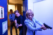 In der Damentoilette der Polizeihochschule wurde die Leiche einer Studentin gefunden. Kann Martina Seiffert (Astrid M. Fünderich, r.) den Täter gemeinsam mit zwei Studenten der Polizeihochschule (Darsteller unbekannt) direkt dingfest machen? In der Damentoilette der Polizeihochschule wurde die Leiche einer Studentin gefunden. Kann Martina Seiffert (Astrid M. Fünderich, r.) den Täter gemeinsam mit zwei Studenten der Polizeihochschule (Darsteller unbekannt) direkt dingfest machen?