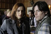 Julia Benson (Pooky Quesnel) und Garth Platt (David Crow). Julia Benson (Pooky Quesnel) und Garth Platt (David Crow).