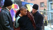 Der verd&auml;chtige Ethan Chance (Neko Parham) wird von den Detectives Tutuola (Ice-T, l.) und Stabler (Christopher Meloni, r.) verhaftet. Dem Sch&uuml;ler wird der Mord an seiner Lehrerin vorgeworfen. Die Verwendung des sendungsbezogenen Materials ist nur mit dem Hinweis und Verlinkung auf TVNOW gestattet.