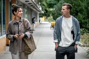 Die Streetworkerin Nike Alooma (Haley Louise Jones, l.) unterstützt Moritz Brenner (Johannes Hendrik Langer, r.) bei der Suche nach dem verschwundenen Jugendlichen. Die Streetworkerin Nike Alooma (Haley Louise Jones, l.) unterstützt Moritz Brenner (Johannes Hendrik Langer, r.) bei der Suche nach dem verschwundenen Jugendlichen.