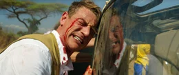 Nach dem Unfall versucht Jack Halsey (Philip Winchester) vergeblich, den Wagen wieder aufzurichten.