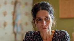 Giannis Mutter Lina (Simona Malato) steht unter dem Joch ihres aggressiven Lebensgef&auml;hrten.