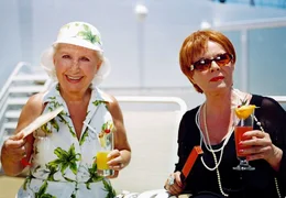 12.02) um 10:30 Uhr im Ersten. Frau Edel (Edith Hancke, li.) und Frau Zopf (Annekatrin B&uuml;rger) haben viel Spa&szlig; auf der Kreuzfahrt, denn ihre Ehem&auml;nner haben beide das zeitliche gesegnet.