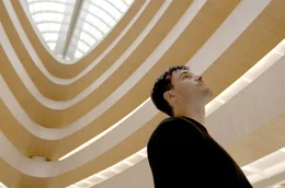 Regisseur und Autor Kim Allamand in der von Santiago Calatrava entworfenen rechtswissenschaftlichen Bibliothek der Universit&auml;t Z&uuml;rich. Hier wurden einige Episoden aus Allamands Kurzfilm &bdquo;Heart Fruit&ldquo; gedreht.