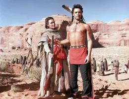 Red Shirt (Sal Mineo) bereitet sich, mit Hilfe seiner Mutter Spanische Frau (Dolores del Rio), auf den Krieg gegen die Wei&szlig;en vor.