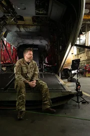 Chinook-Pilot Oberleutnant Matt Smyth w&auml;hrend eines Interviews f&uuml;r &bdquo;Planes That Changed History&ldquo;.