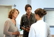 Ben (Hakim Michael Meziani, M.) und Brittas Mutter (Barbara Fock, l.) sind bestürzt, als Frauke (Annekathrin Bach, r.) erklärt, dass die Antibiotika bei Lilly nicht anschlagen. Ben (Hakim Michael Meziani, M.) und Brittas Mutter (Barbara Fock, l.) sind bestürzt, als Frauke (Annekathrin Bach, r.) erklärt, dass die Antibiotika bei Lilly nicht anschlagen.