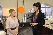 Carla (Sarah Mühlhause, r.) fühlt sich immer mehr von Anna (Jeanette Biedermann, l.) beobachtet. Sie befürchtet, dass auffliegen könnte, dass Nina für sie die Arbeit erledigt ... Carla (Sarah Mühlhause, r.) fühlt sich immer mehr von Anna (Jeanette Biedermann, l.) beobachtet. Sie befürchtet, dass auffliegen könnte, dass Nina für sie die Arbeit erledigt ...